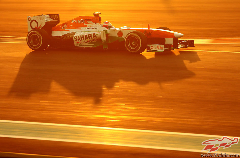 Bonita estampa de Paul di Resta en el atardecer