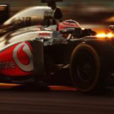 Jenson Button con el McLaren a media tarde en Yas Marina