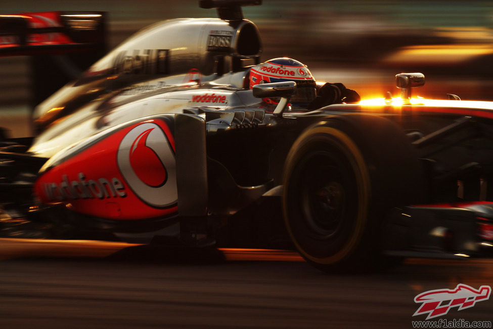 Jenson Button con el McLaren a media tarde en Yas Marina