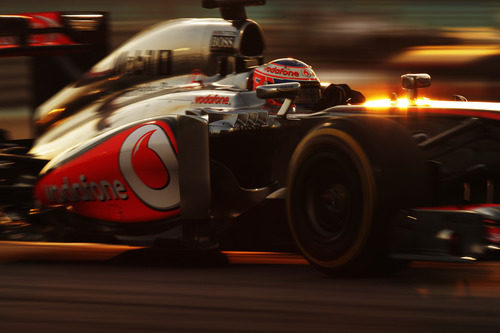 Jenson Button con el McLaren a media tarde en Yas Marina