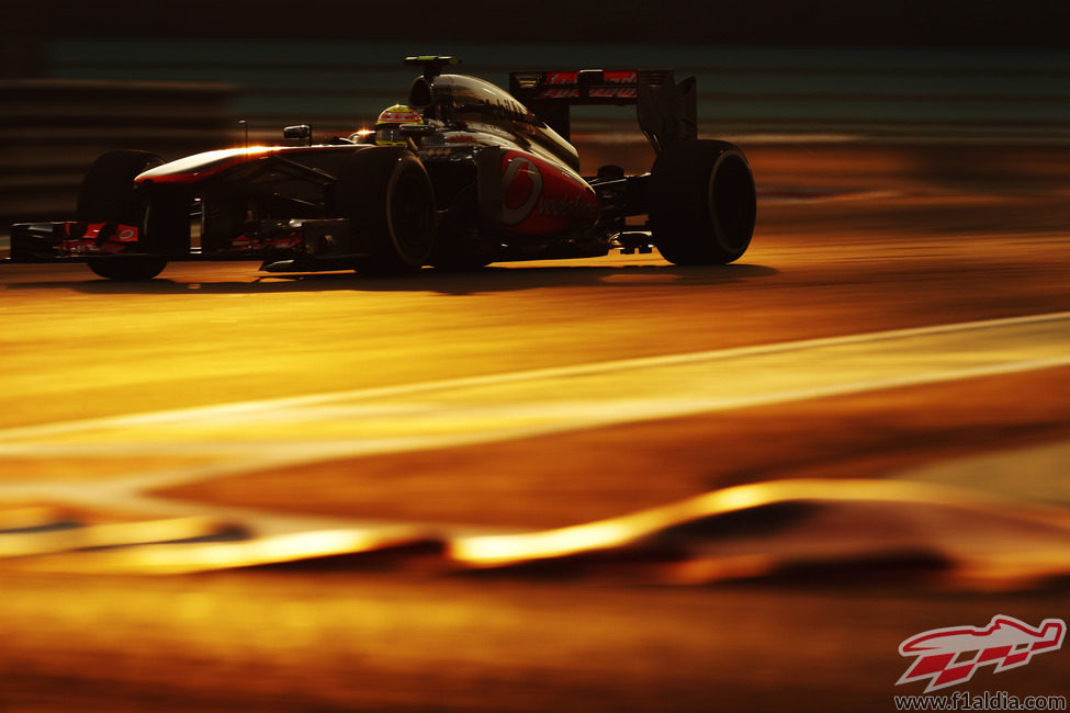Luz de atardecer sobre el McLaren de Sergio Pérez