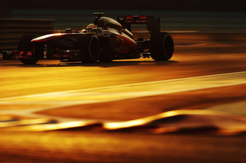 Luz de atardecer sobre el McLaren de Sergio Pérez