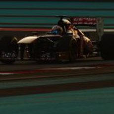 Jean-Eric Vergne afronta una de las curvas del trazado de Yas Marina