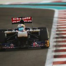 Jean-Eric Vergne pilotando por el trazado de Yas Marina