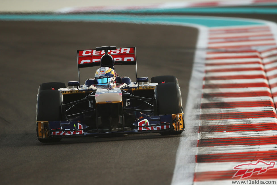 Jean-Eric Vergne pilotando por el trazado de Yas Marina