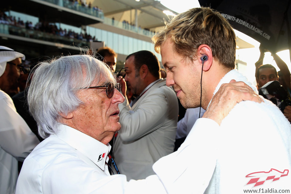 Bernie Ecclestone habla con Sebastian Vettel