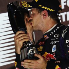 Sebastian Vettel besa su trofeo de ganador