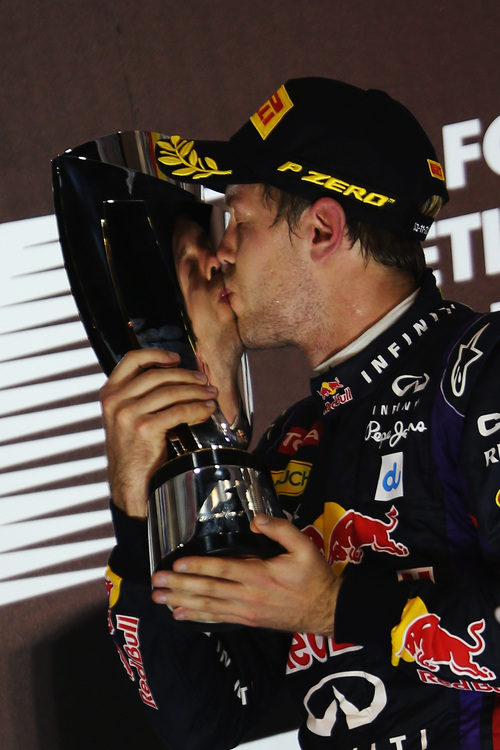 Sebastian Vettel besa su trofeo de ganador