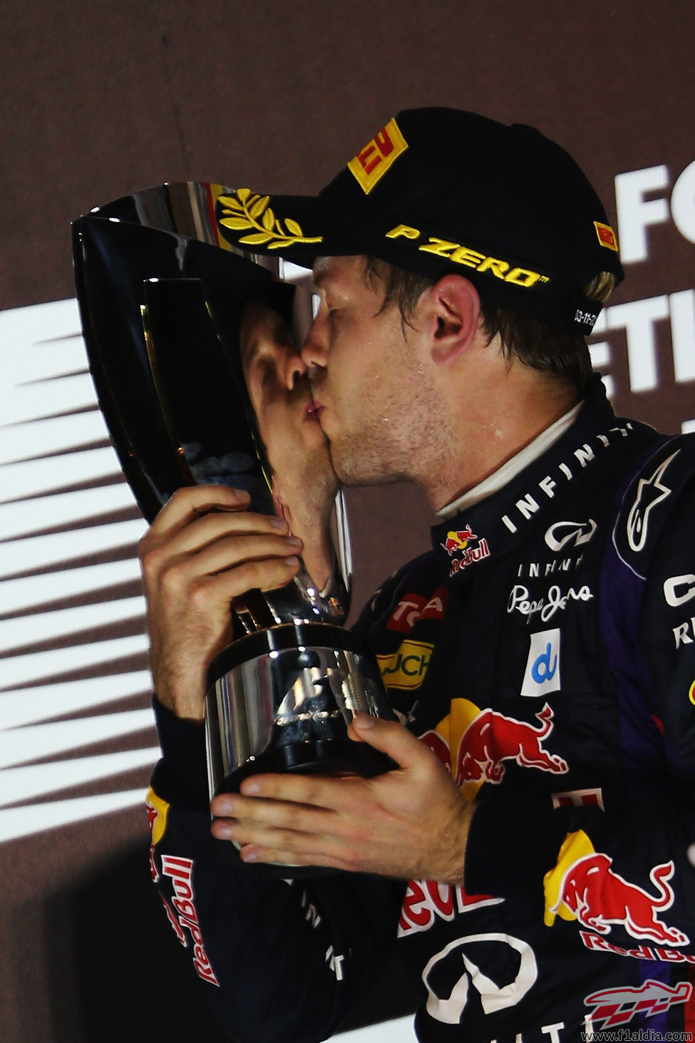 Sebastian Vettel besa su trofeo de ganador