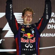 Puños triunfales de Sebastian Vettel en el podio