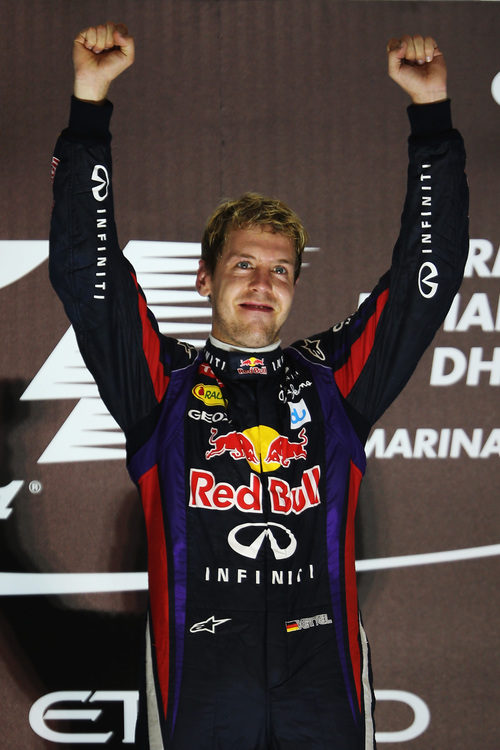 Puños triunfales de Sebastian Vettel en el podio