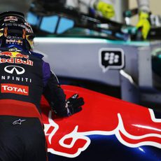 Sebastian Vettel acaricia el lomo de su Red Bull
