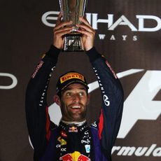 Mark Webber levanta su trofeo