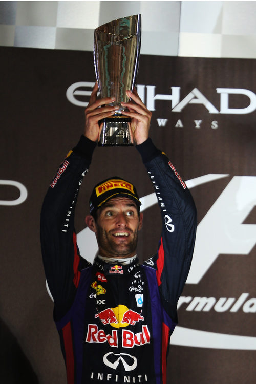 Mark Webber levanta su trofeo
