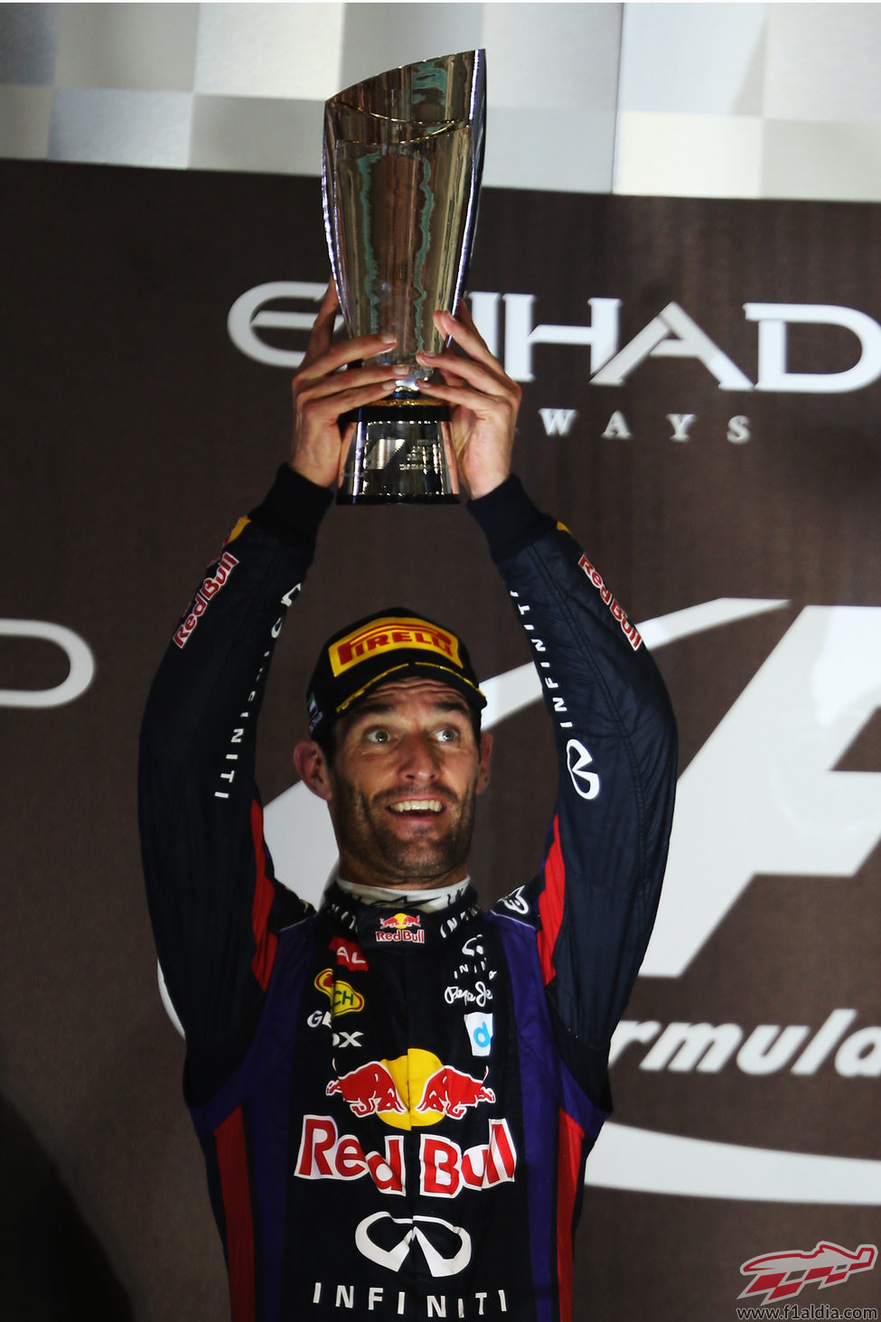 Mark Webber levanta su trofeo