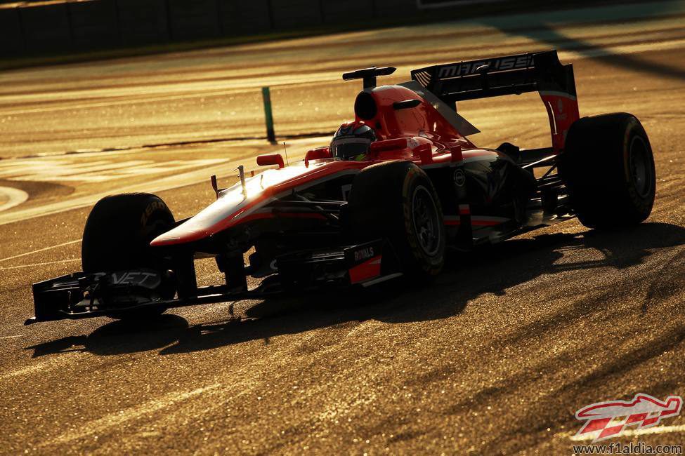 Jules Bianchi rueda mientras atardece en Abu Dabi