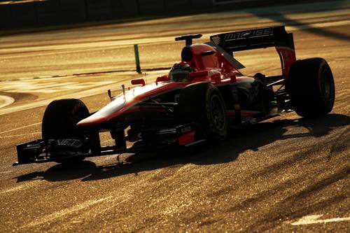 Jules Bianchi rueda mientras atardece en Abu Dabi