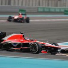 Jules Bianchi rueda por delante de Chilton