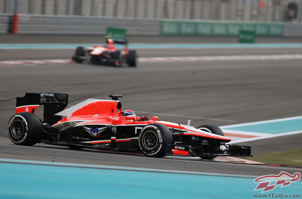 Jules Bianchi rueda por delante de Chilton