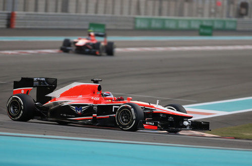 Jules Bianchi rueda por delante de Chilton