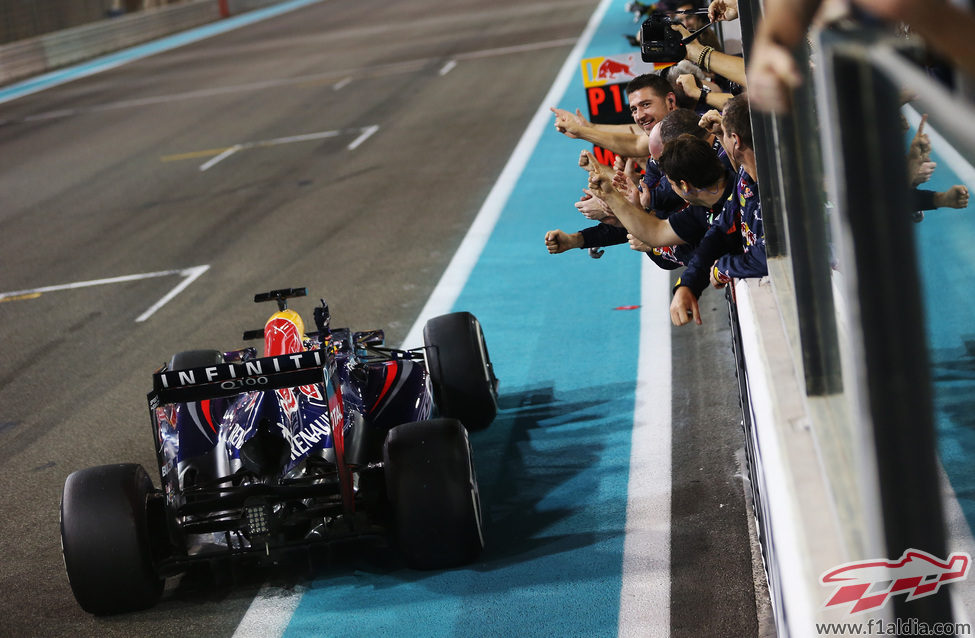 Sebastian Vettel cruza la línea de meta mientras sus mecánicos lo celebran