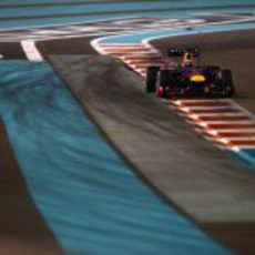 Sebastian Vettel lidera sin problemas en Yas Marina