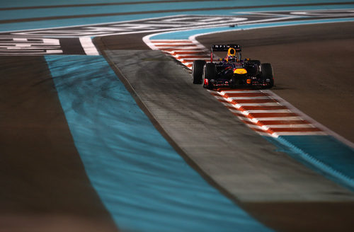 Sebastian Vettel lidera sin problemas en Yas Marina