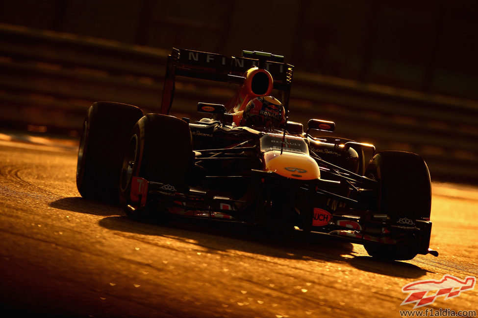 Increíble fotografía de Mark Webber durante la carrera en el Yas Marina