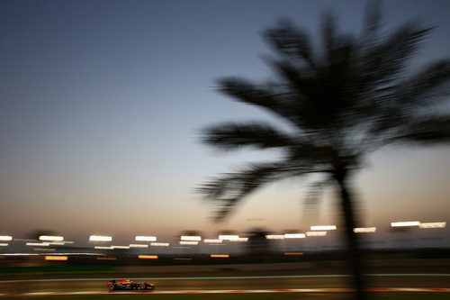 Mark Webber trata de dar caza a Sebastian Vettel en Yas Marina