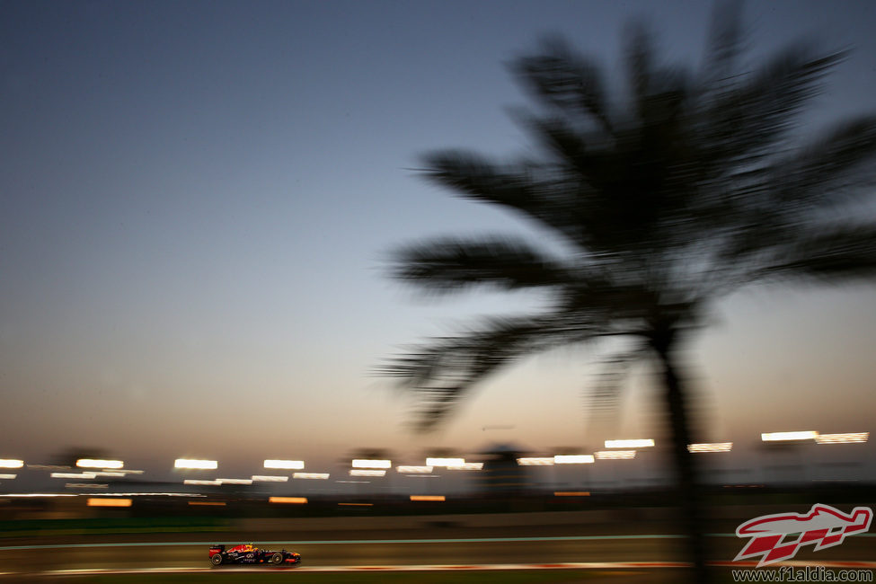 Mark Webber trata de dar caza a Sebastian Vettel en Yas Marina
