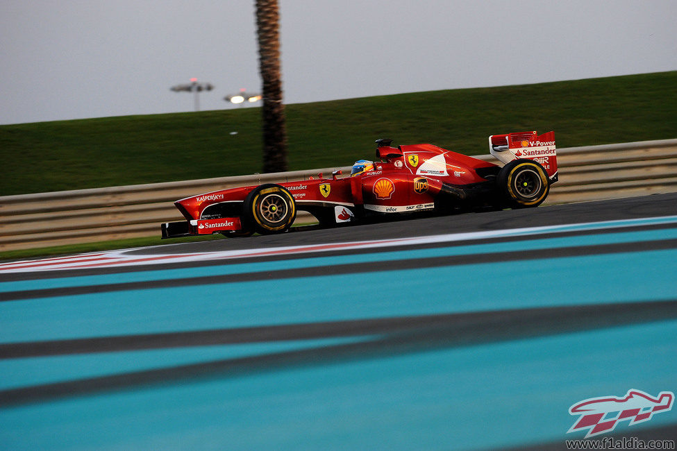 Fernando Alonso usa el blando en el primer stint