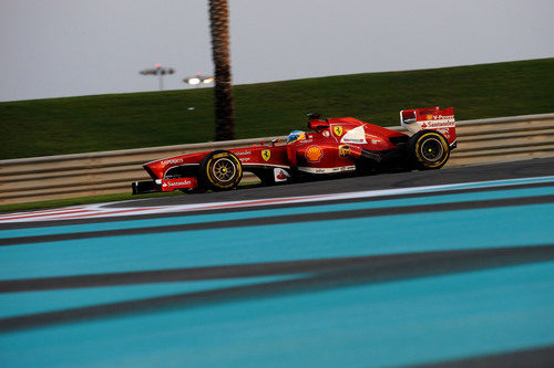 Fernando Alonso usa el blando en el primer stint