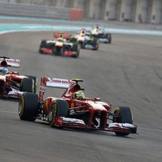 Felipe Massa avanza por delante de Fernando Alonso