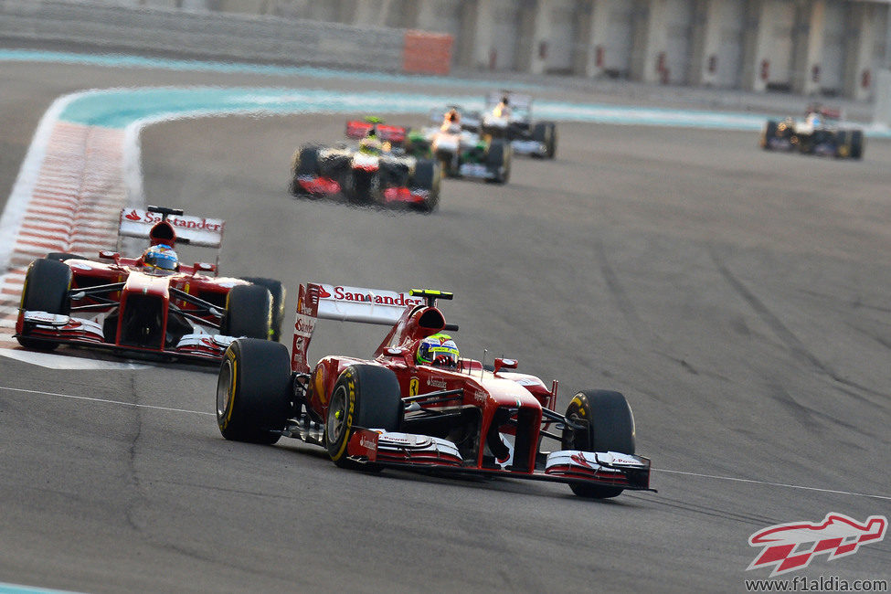 Felipe Massa avanza por delante de Fernando Alonso