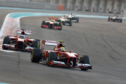 Felipe Massa avanza por delante de Fernando Alonso