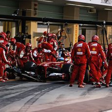 Parada en boxes para Fernando Alonso en Abu Dabi