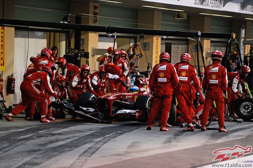 Parada en boxes para Fernando Alonso en Abu Dabi