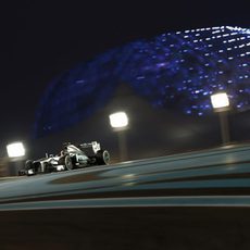 Lewis Hamilton avanza en la noche cerrada de Abu Dabi