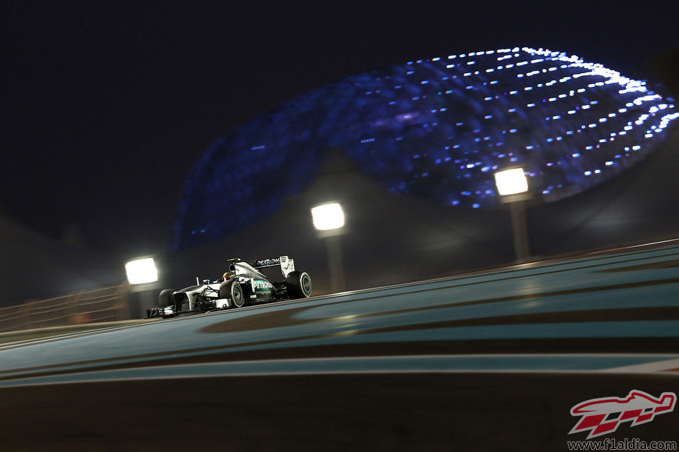 Lewis Hamilton avanza en la noche cerrada de Abu Dabi