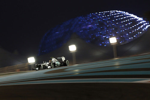 Lewis Hamilton avanza en la noche cerrada de Abu Dabi