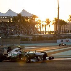 Lewis Hamilton acabó séptimo en Yas Marina