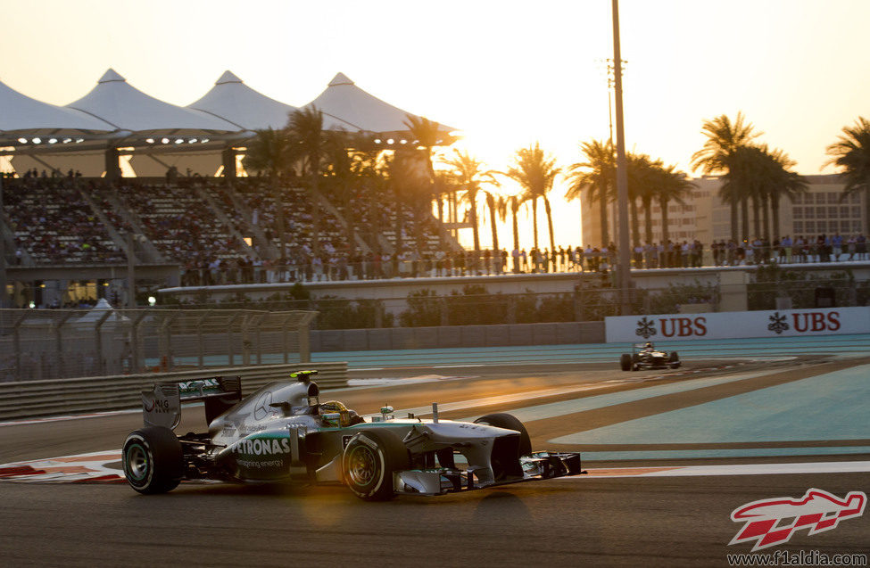 Lewis Hamilton acabó séptimo en Yas Marina