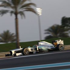 Lewis Hamilton avanza en Yas Marina con el medio