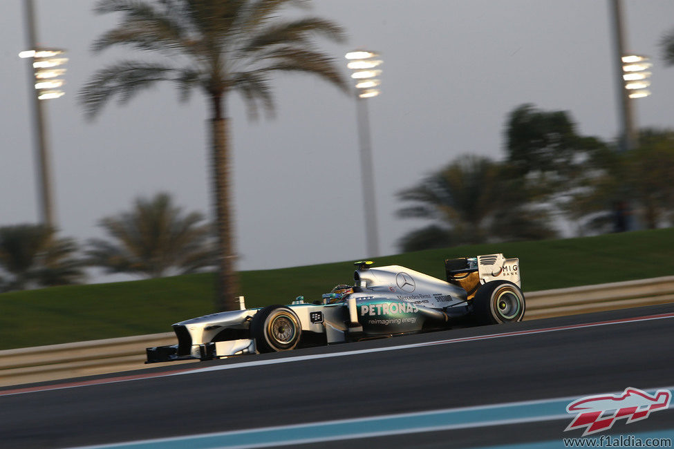 Lewis Hamilton avanza en Yas Marina con el medio