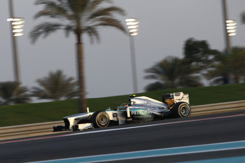 Lewis Hamilton avanza en Yas Marina con el medio