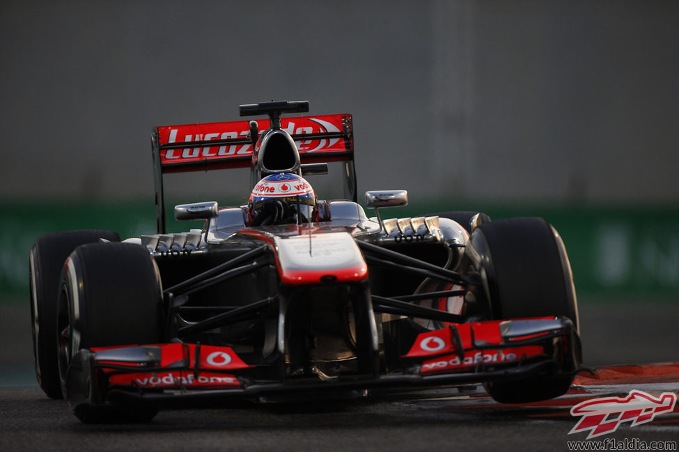 Jenson Button tuvo un toque en la primera curva