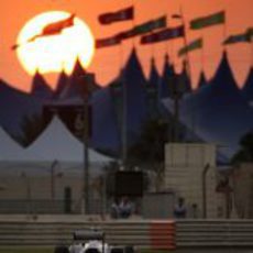 Valtteri Bottas rueda mientras atardece en el trazado de Yas Marina