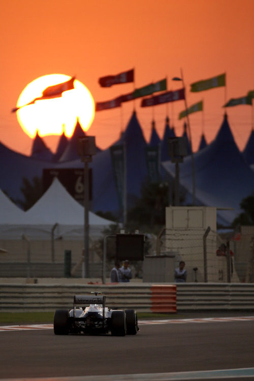 Valtteri Bottas rueda mientras atardece en el trazado de Yas Marina