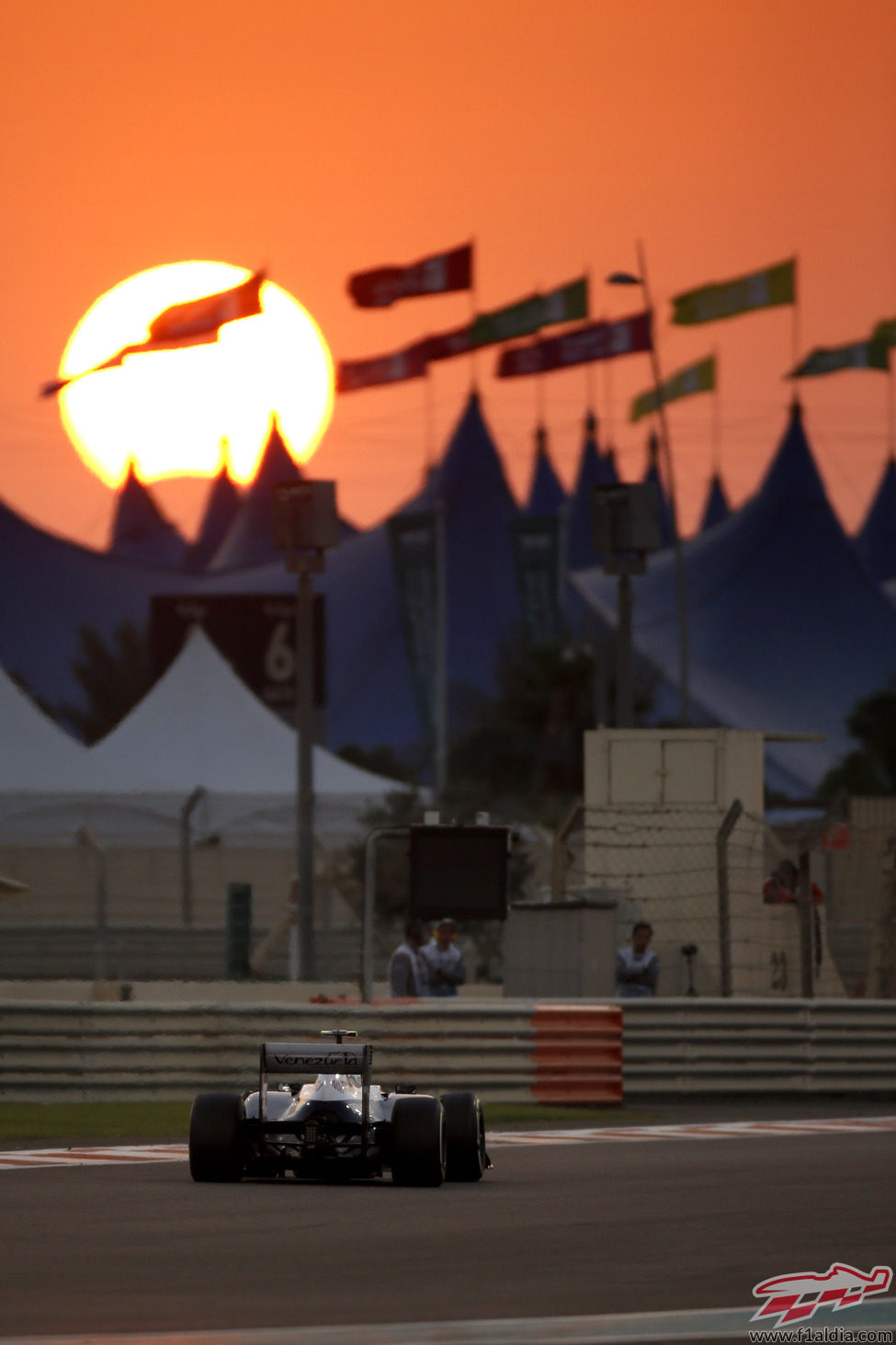 Valtteri Bottas rueda mientras atardece en el trazado de Yas Marina