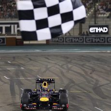 Bandera a cuadros para Sebastian Vettel